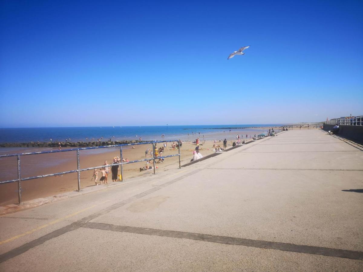 Vale View Apartment, Prestatyn, North Wales - A Stylish, Dog-Friendly Holiday Let Just A 5 Min Walk To Beach & Town! Buitenkant foto