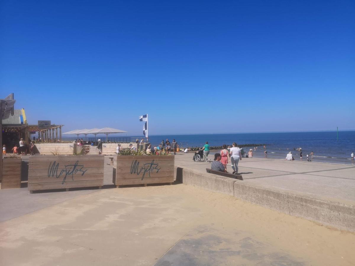 Vale View Apartment, Prestatyn, North Wales - A Stylish, Dog-Friendly Holiday Let Just A 5 Min Walk To Beach & Town! Buitenkant foto