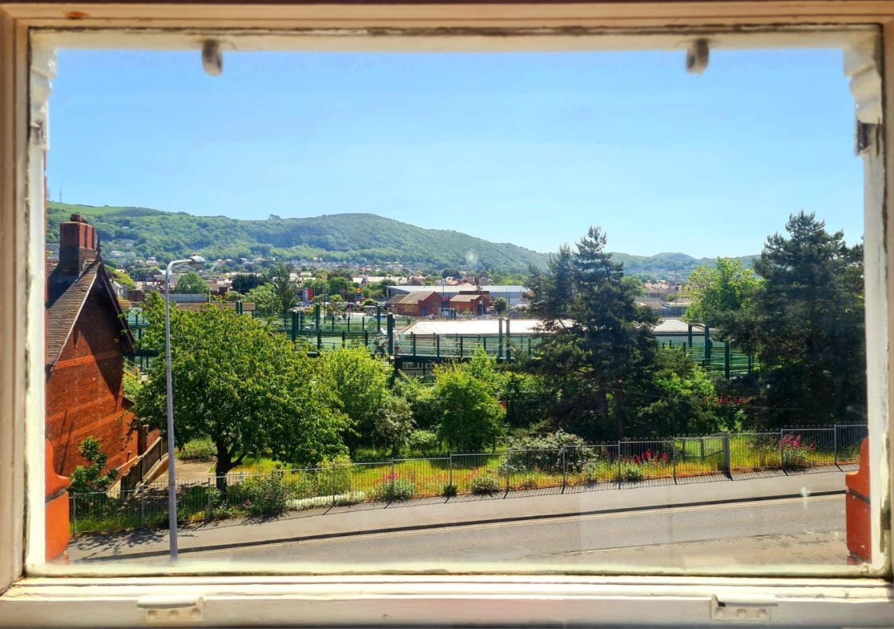 Vale View Apartment, Prestatyn, North Wales - A Stylish, Dog-Friendly Holiday Let Just A 5 Min Walk To Beach & Town! Buitenkant foto